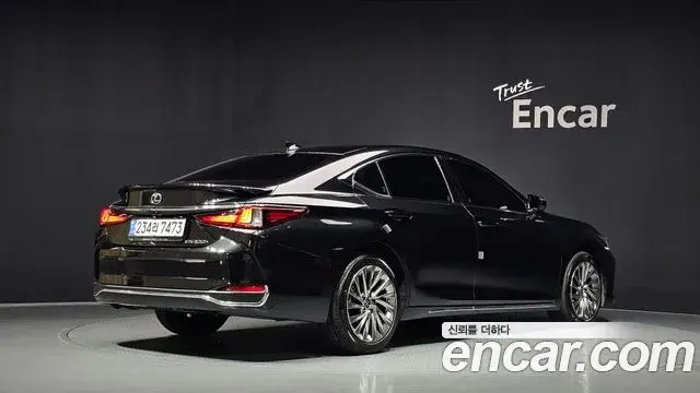 Lexus ES300h 2025 — Photo 32/37