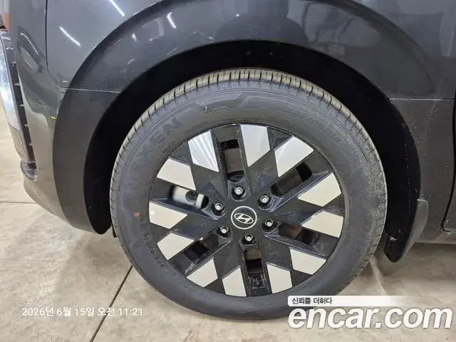 Hyundai Staria 2025 — Photo 4/14