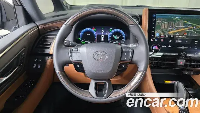Toyota Alphard 2025 — Photo 31/35