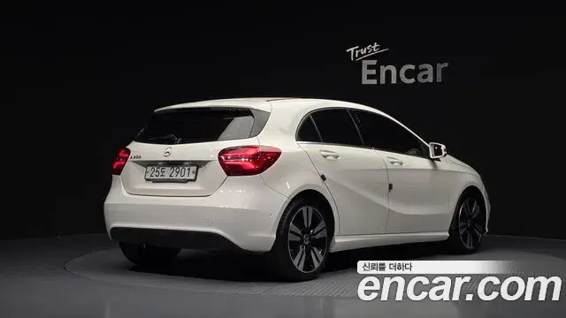Mercedes-Benz A-Class 2018 — ფოტო 2/20