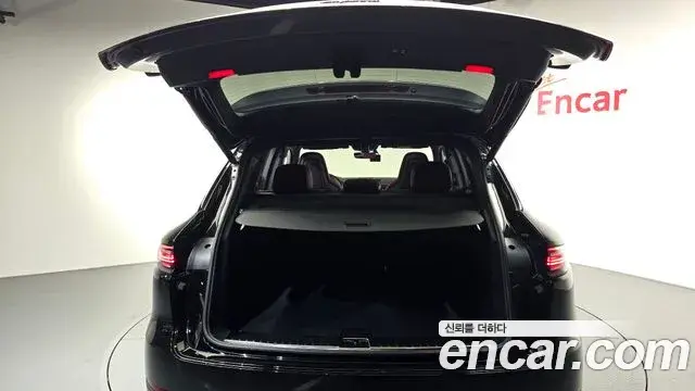 Porsche Cayenne 2022 — Photo 18/20