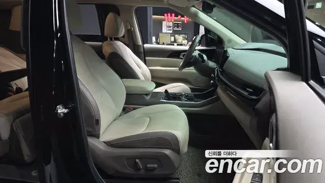 Kia Carnival 2023 — ფოტო 20/35