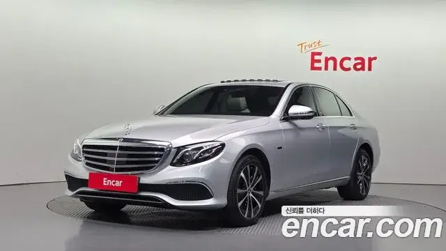 Mercedes-Benz E-Class 2020 — Photo 1/20
