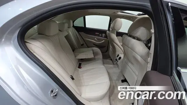 Mercedes-Benz E-Class 2020 — Photo 17/20