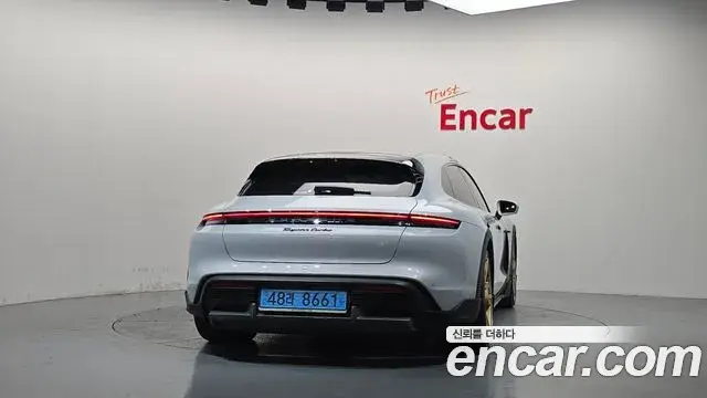 Porsche Taycan 2023 — ფოტო 8/20