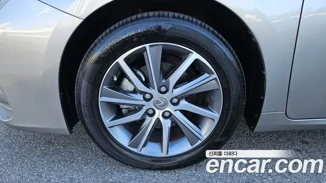 Lexus ES300h 2018 — Photo 5/16
