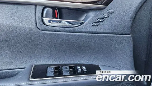 Lexus ES300h 2018 — Photo 10/16
