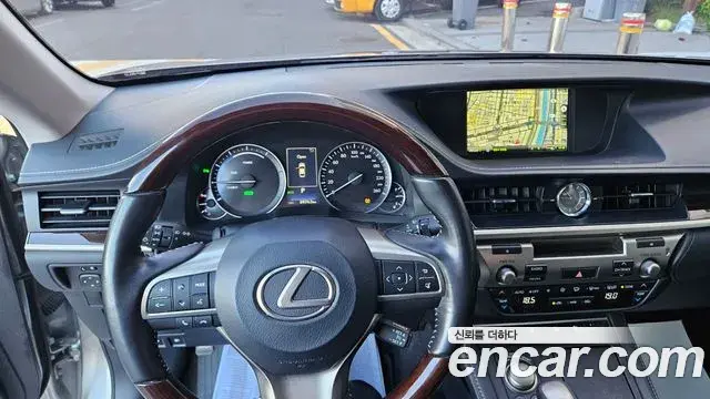 Lexus ES300h 2018 — Photo 12/16