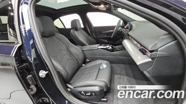 BMW 5 Series 2025 — Photo 12/20