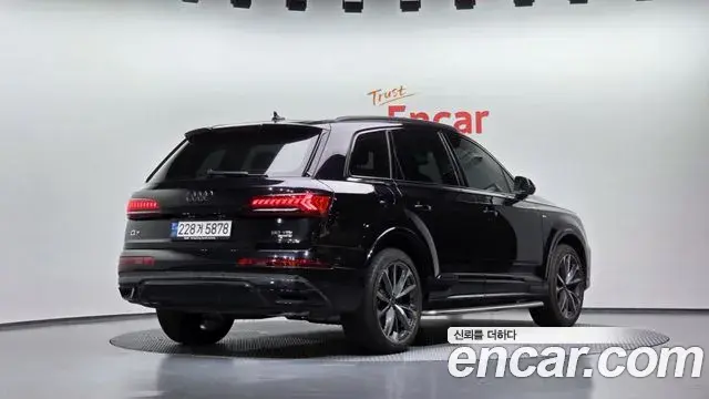 Audi Q7 2023 — Photo 2/20