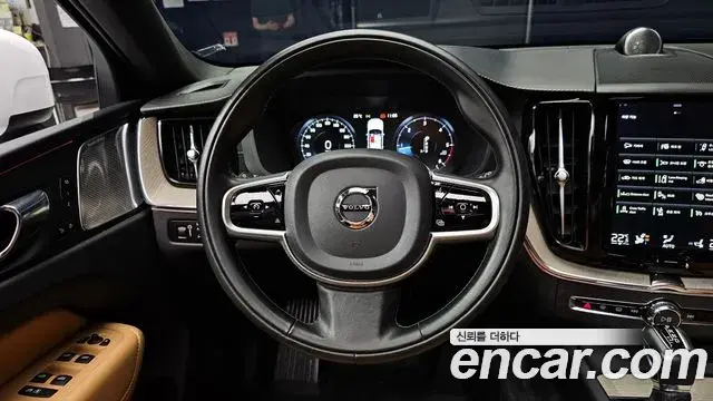 Volvo XC60 2020 — Photo 17/20