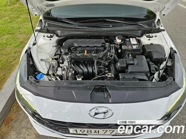 Hyundai The New Avante Hybrid 2021 — Photo 8/19