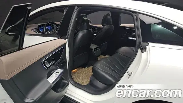 Mercedes-Benz EQE 2023 — Photo 15/20