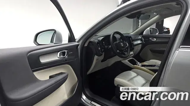 Volvo XC40 2024 — ფოტო 7/20