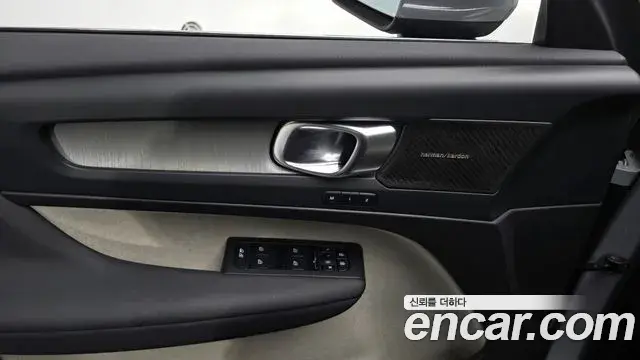 Volvo XC40 2024 — ფოტო 18/20