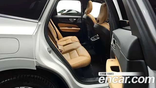 Volvo XC60 2023 — ფოტო 15/20