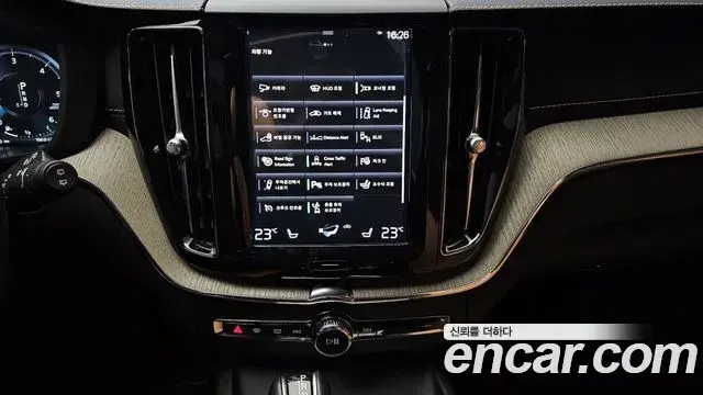 Volvo XC60 2018 — Photo 10/20