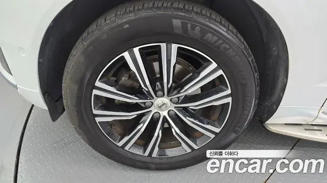 Volvo XC60 2022 — Photo 9/20