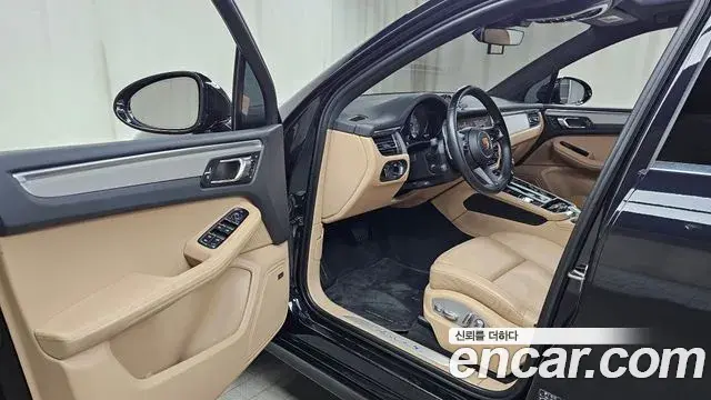 Porsche Macan 2022 — ფოტო 11/20