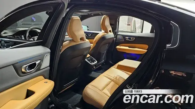 Volvo S60 2022 — ფოტო 11/20