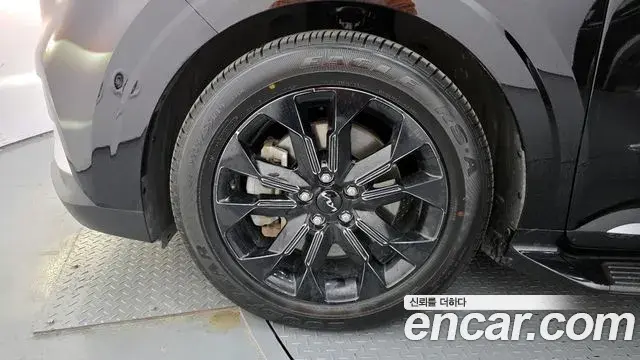Kia Carnival 2021 — ფოტო 18/20