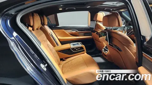 BMW 7 Series 2018 — Photo 11/19