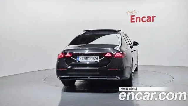 Mercedes-Benz E-Class 2024 — Photo 17/20