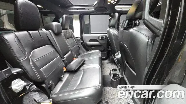 Jeep Wrangler 2021 — ფოტო 7/20