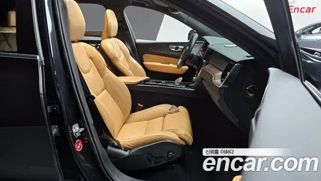 Volvo XC60 2021 — ფოტო 4/20