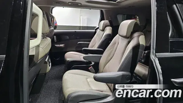 Kia Carnival 2025 — Şəkil 16/20
