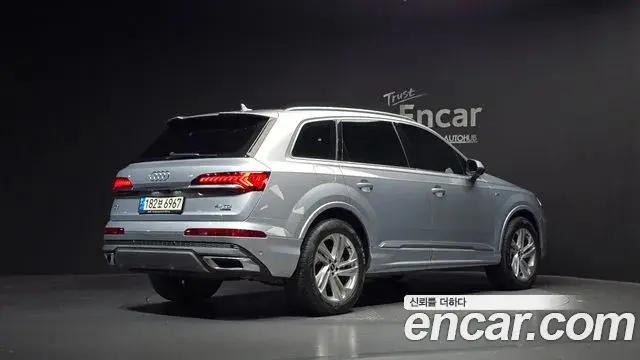 Audi Q7 2021 — Фото 2/20