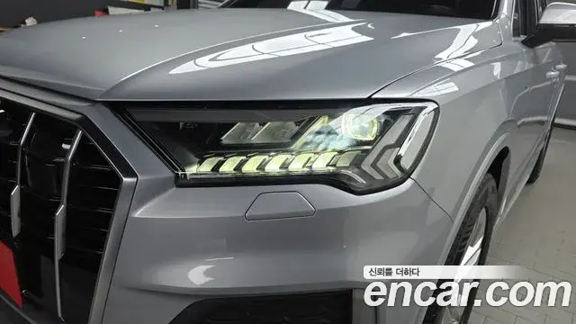Audi Q7 2021 — Şəkil 24/32