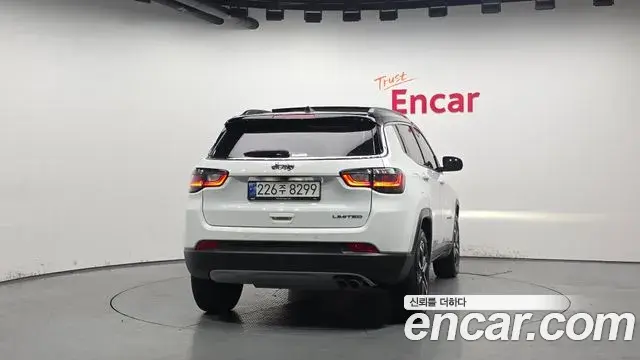 Jeep Compass 2022 — Photo 8/35