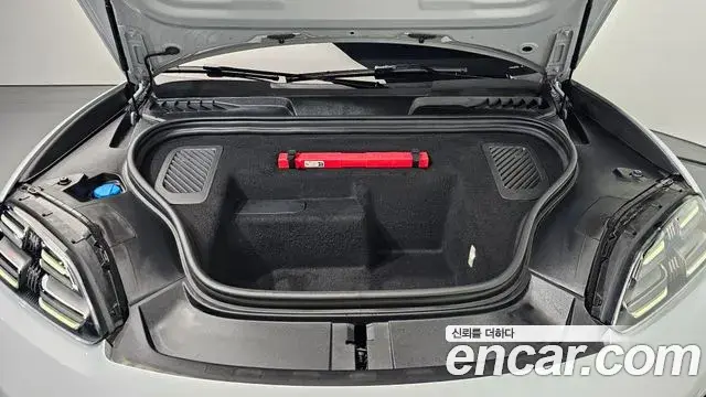 Porsche Macan EV 2025 — Photo 1/20