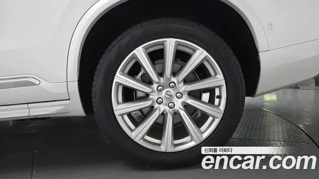 Volvo XC90 2018 — ფოტო 15/33