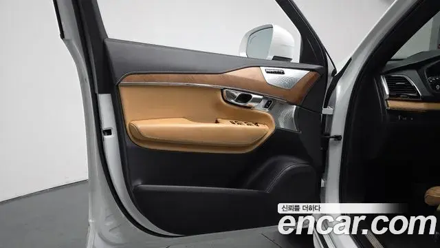 Volvo XC90 2018 — ფოტო 17/33