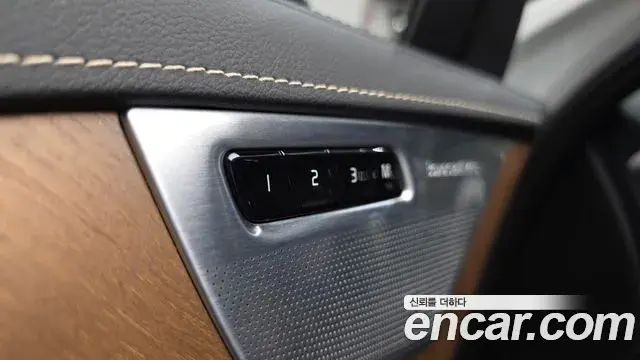 Volvo XC90 2018 — ფოტო 21/33