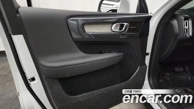 Volvo XC40 2020 — Photo 18/34