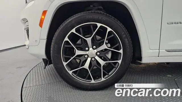 Jeep Grand Cherokee 2022 — Şəkil 25/33