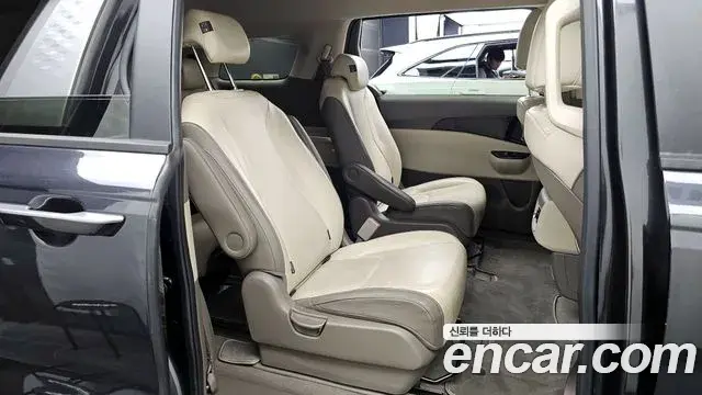 Kia Carnival 2022 — Photo 12/20