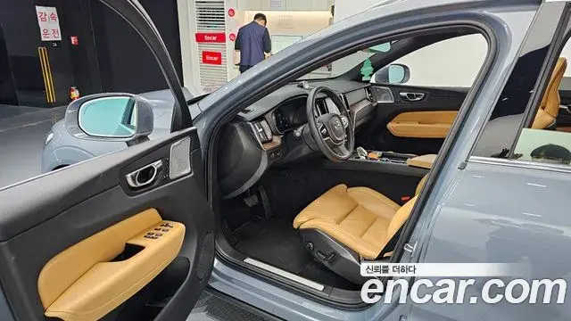 Volvo XC60 2021 — Фото 8/20