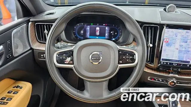 Volvo XC60 2021 — Фото 13/20