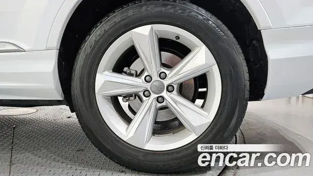 Audi Q7 2020 — ფოტო 16/32