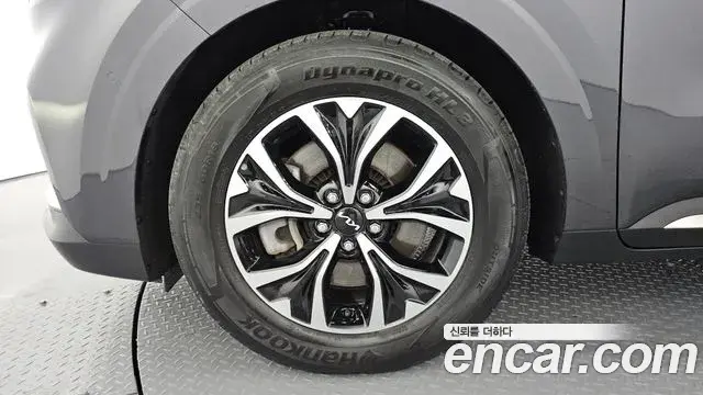 Kia Carnival 2021 — ფოტო 13/31