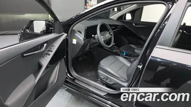 Kia Niro 2022 — ფოტო 28/33