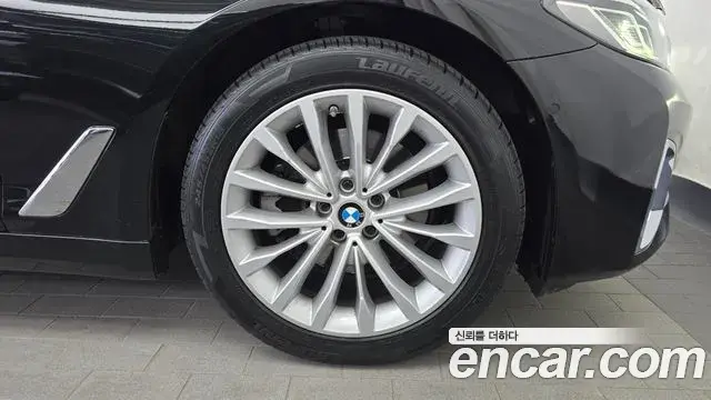 BMW 5 Series 2022 — Photo 14/33