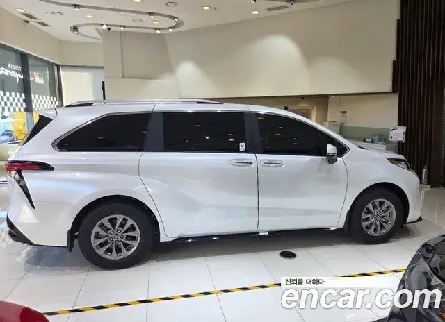 Toyota Sienna 2025 — ფოტო 4/9