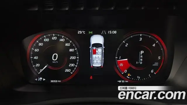 Volvo XC90 2018 — ფოტო 27/38