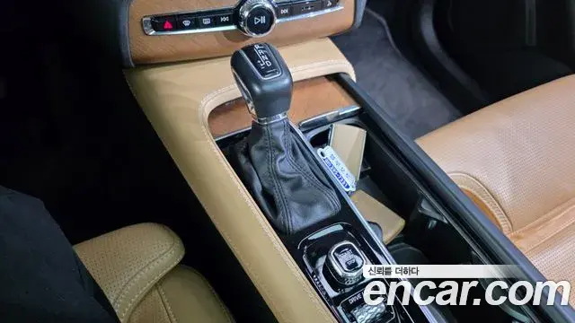 Volvo XC90 2018 — ფოტო 20/38