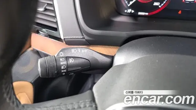 Volvo XC90 2018 — ფოტო 7/38